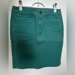 knee-length straight skirt